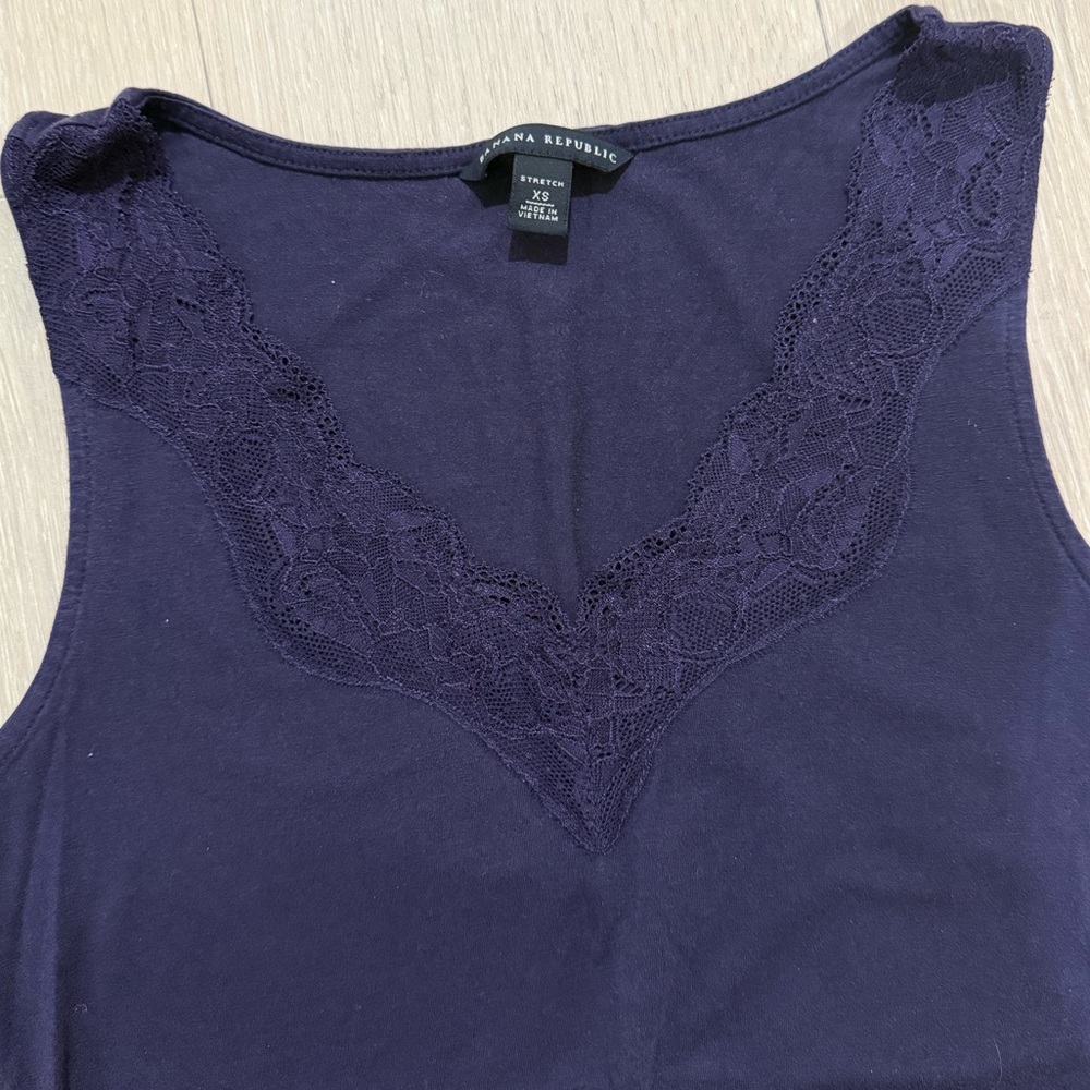 Banana Republic V-Neck Lace Trim Camisole Tank Top - Picture 3 of 8
